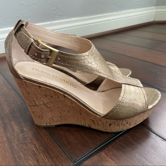 Gorgeous LIKE NEW Gold Wedge Sandals - Picture 8 of 12